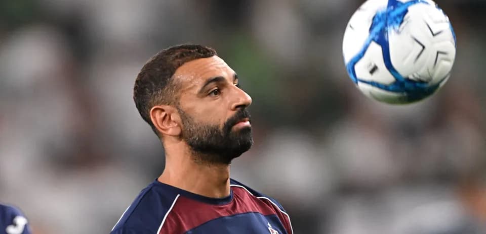 Jugador de fútbol controlando un balón en entrenamiento