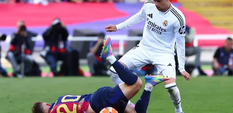 Jugador de Barcelona cae tras falta de Real Madrid