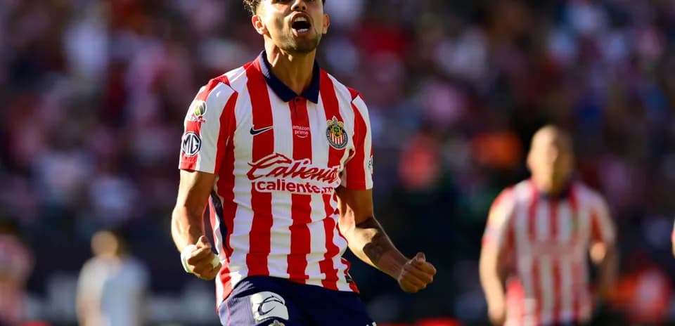 Jugador de Chivas celebrando un gol