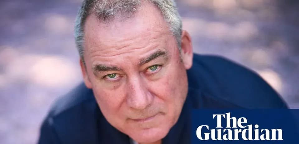 Hombre de mediana edad posando en un entorno natural