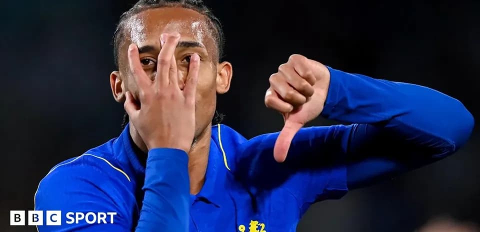 Jugador de Chelsea mostrando gestos con las manos
