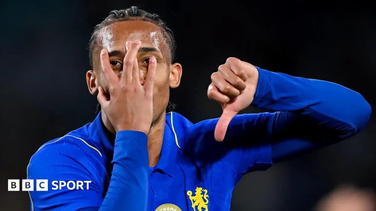 Jugador de Chelsea mostrando gestos con las manos