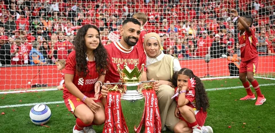 Jugador con familia y trofeo de la Premier League