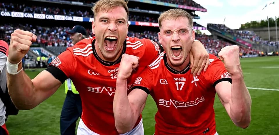 Dos jugadores celebrando en el campo de juego