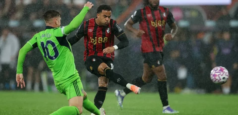 Un jugador de Bournemouth dispara en el partido