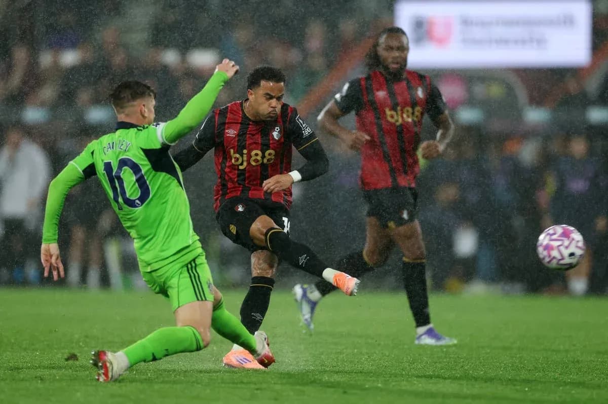 Un jugador de Bournemouth dispara en el partido