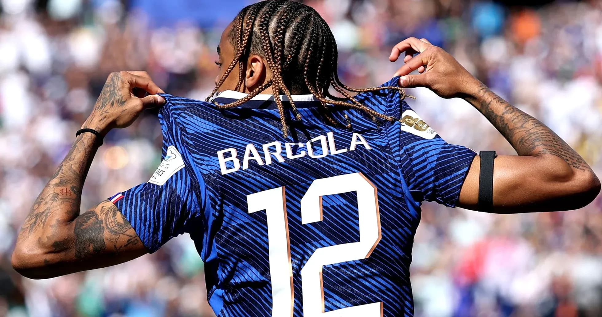 Jugador mostrando su camiseta durante un partido