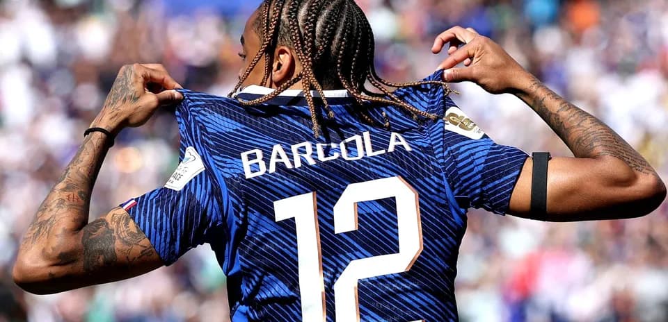Jugador mostrando su camiseta durante un partido