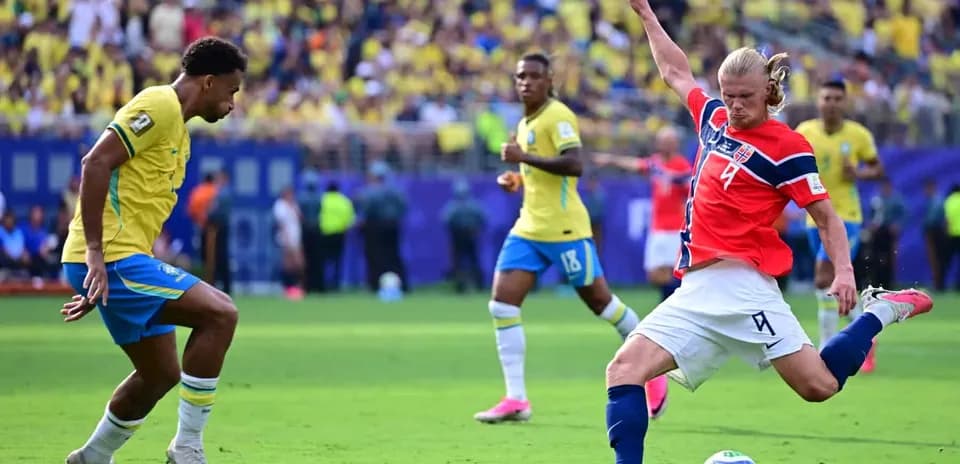 Jugador de Brasil y Noruega en acción