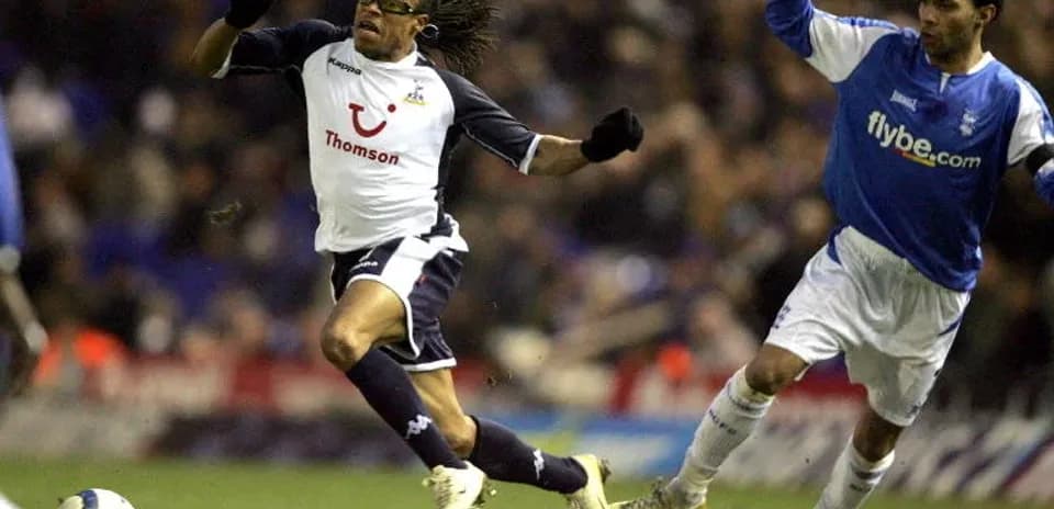 Jugador de Tottenham corriendo mientras es perseguido