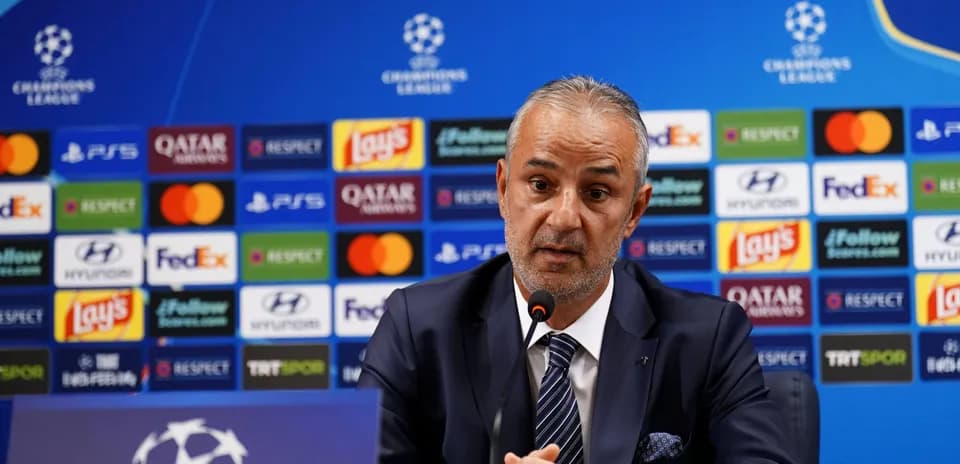 Entrenador hablando en conferencia de prensa de la Champions League