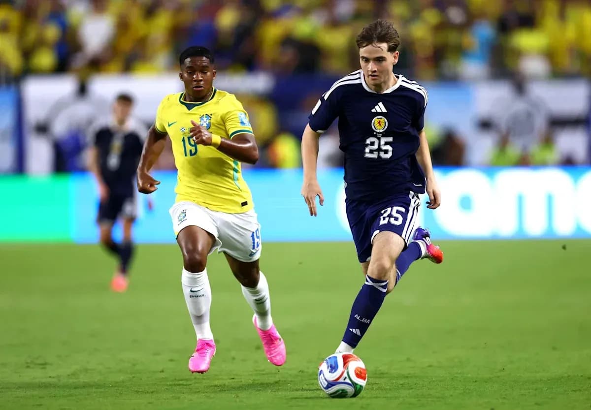 Jugador de Escocia corriendo con el balón, Brasil persiguiéndolo