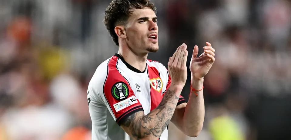 Jugador aplaudiendo en el campo de fútbol
