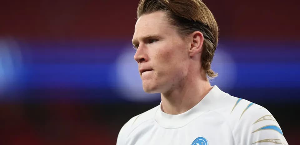 Jugador de Napoli en uniforme durante calentamiento
