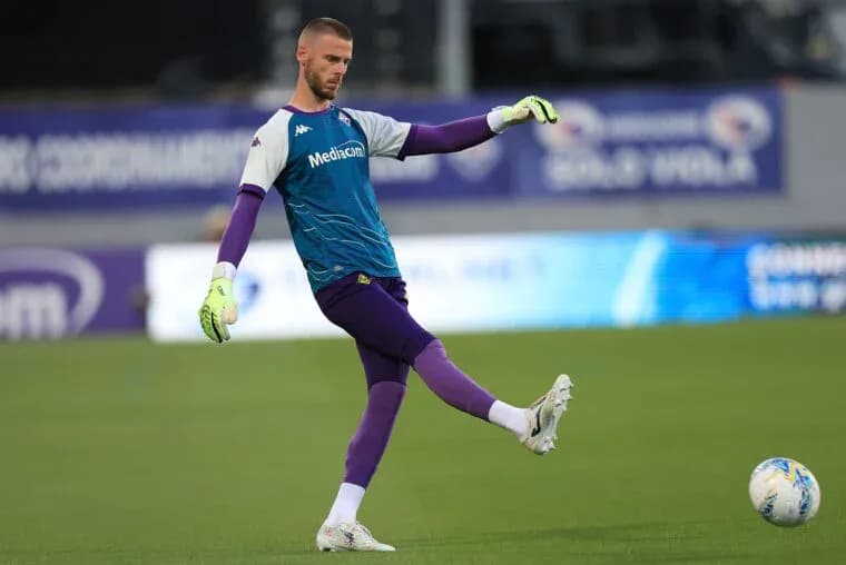 Portero realizando un despeje durante el entrenamiento