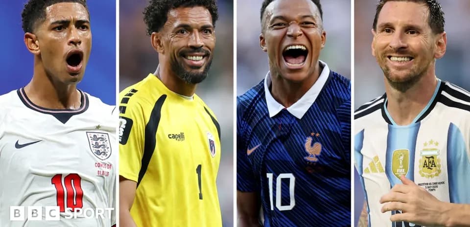 Cuatro futbolistas posando en diferentes camisetas