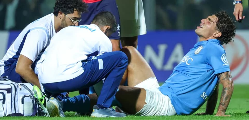 Jugador siendo atendido por el personal médico en el campo