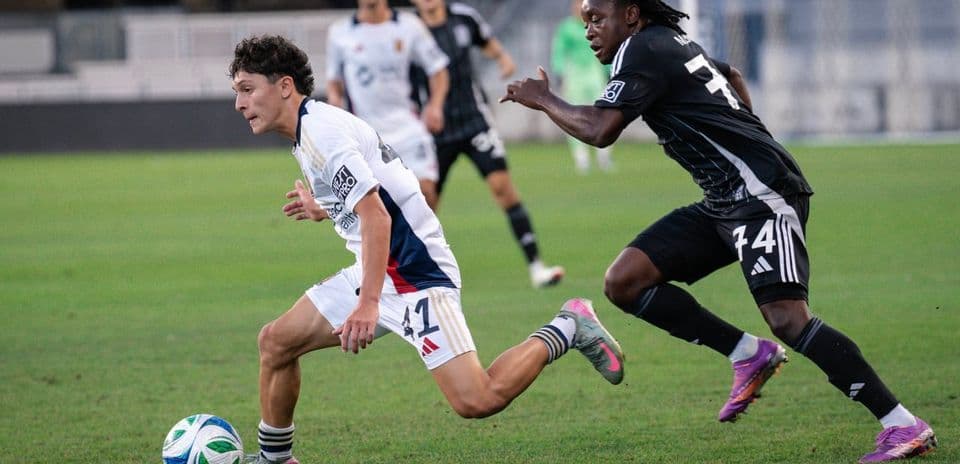 Jugador de Real Monarchs en acción durante el partido