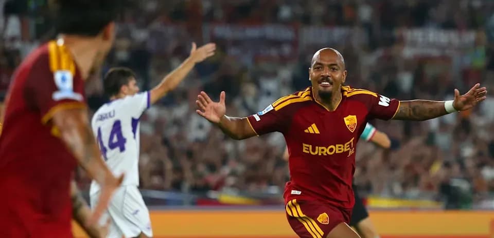 Jugador de Roma celebra un gol en el partido