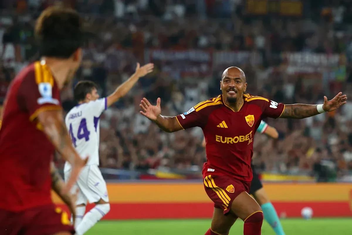 Jugador de Roma celebra un gol en el partido