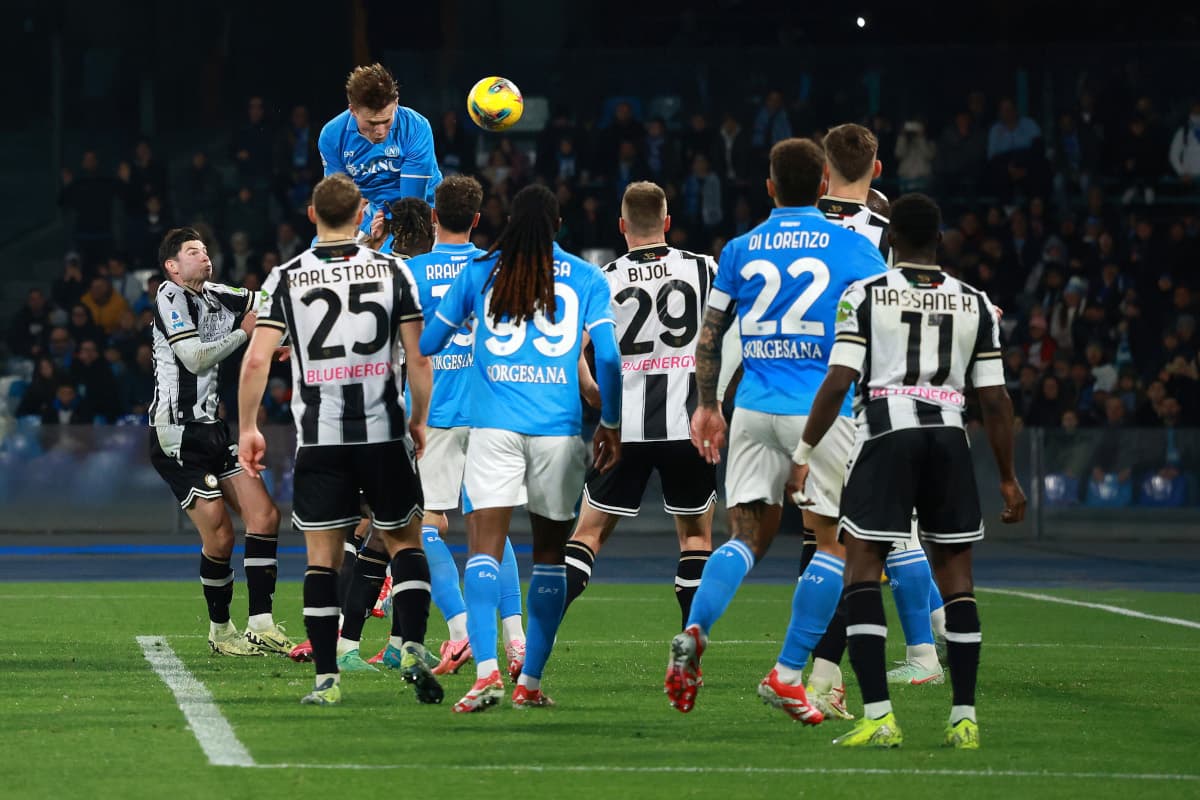 Jugador del Napoli saltando para cabecear