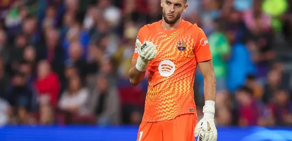 Portero de Barcelona en partido con afición de fondo