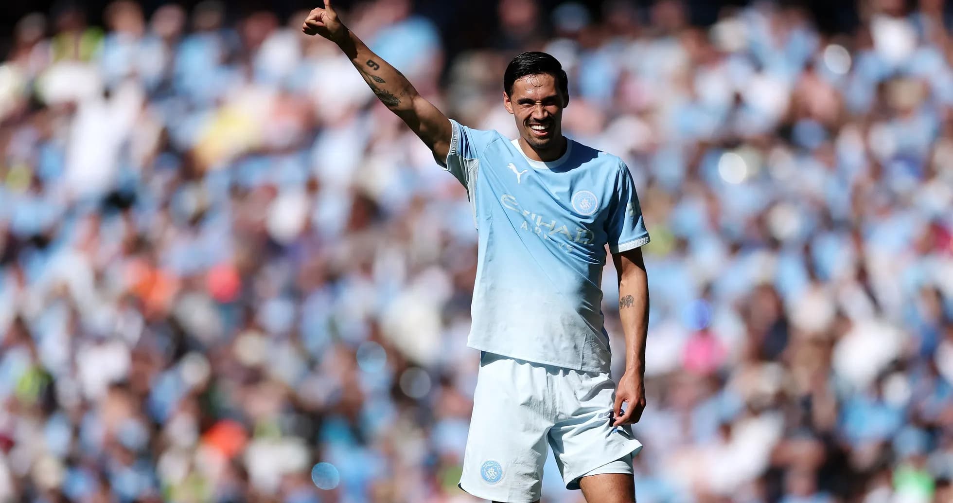 Jugador de Manchester City levantando el pulgar