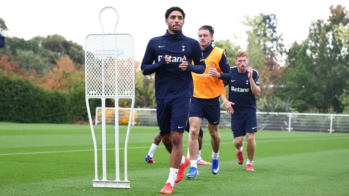 Jugadores de Tottenham corriendo en sesión de entrenamiento