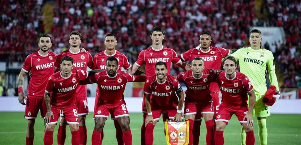 Equipo de CSKA Sofia posando antes del partido