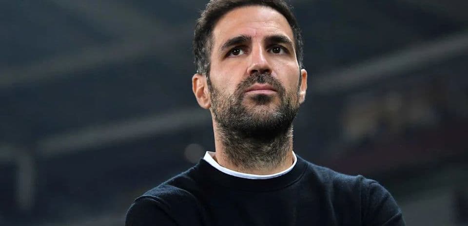 Hombre observando un partido de fútbol desde la grada