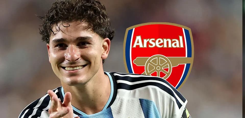 Jugador argentino sonriendo con el logo de Arsenal