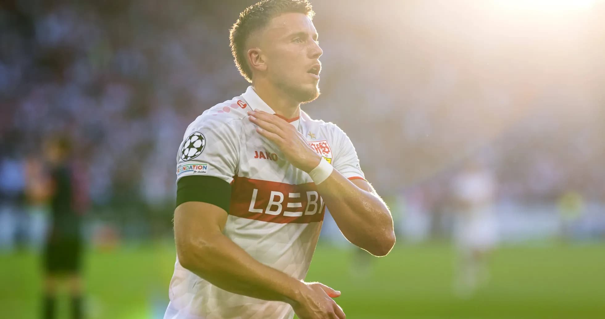 Jugador celebrando un gol en un partido de fútbol