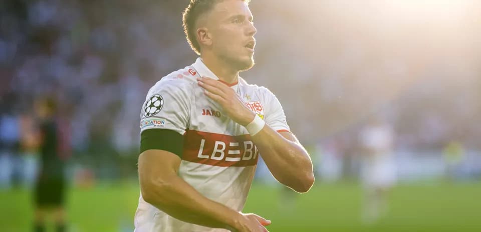 Jugador celebrando un gol en un partido de fútbol
