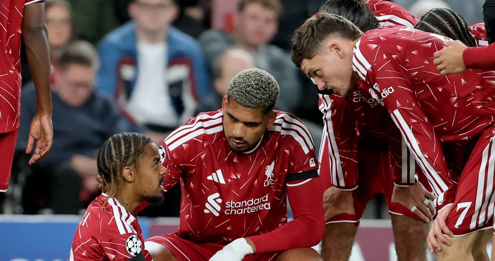 Jugadores de Liverpool en consulta durante el partido