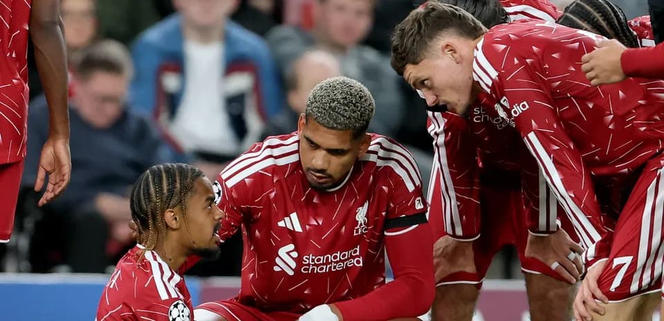 Jugadores de Liverpool en consulta durante el partido