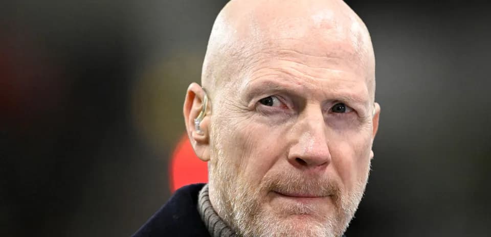 Hombre con auricular en entorno deportivo
