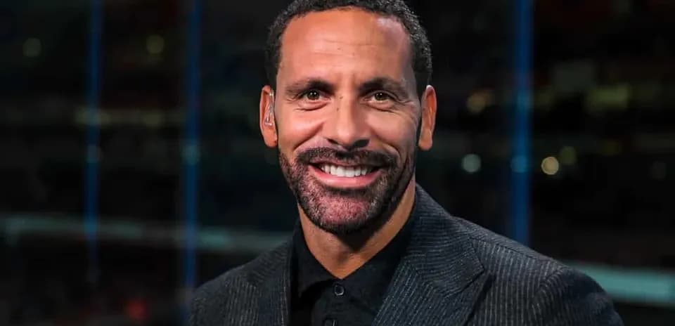 Hombre sonriente en un estudio de televisión