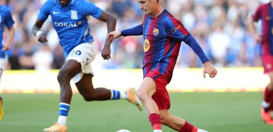 Jugador de Barcelona driblando a oponente de Birmingham