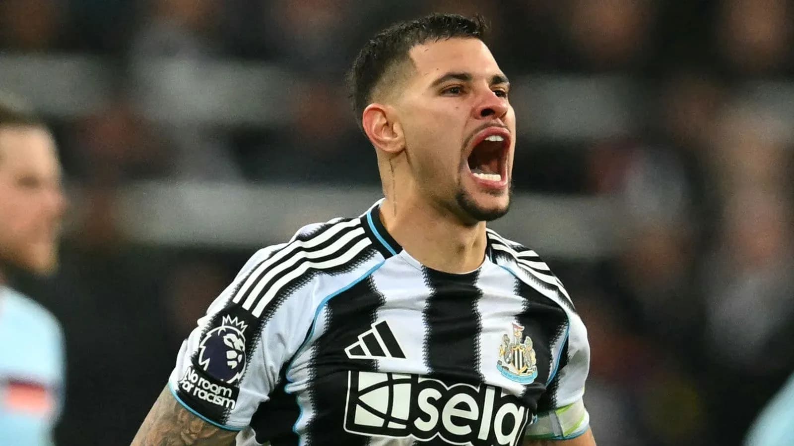 Jugador de Newcastle celebrando con entusiasmo en el campo