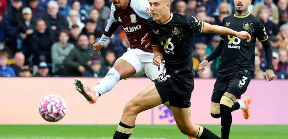 Acción del partido Burnley contra Aston Villa