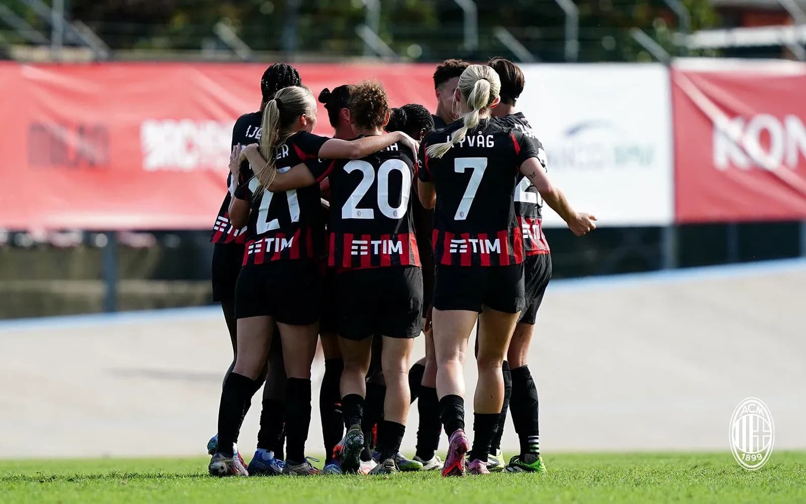 Jugadoras del AC Milan celebrando un gol