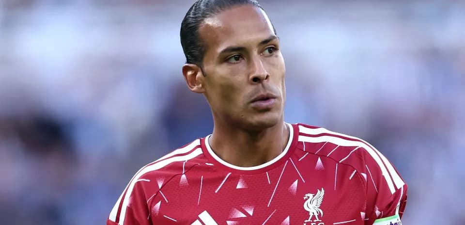 Jugador de Liverpool en uniforme durante el partido