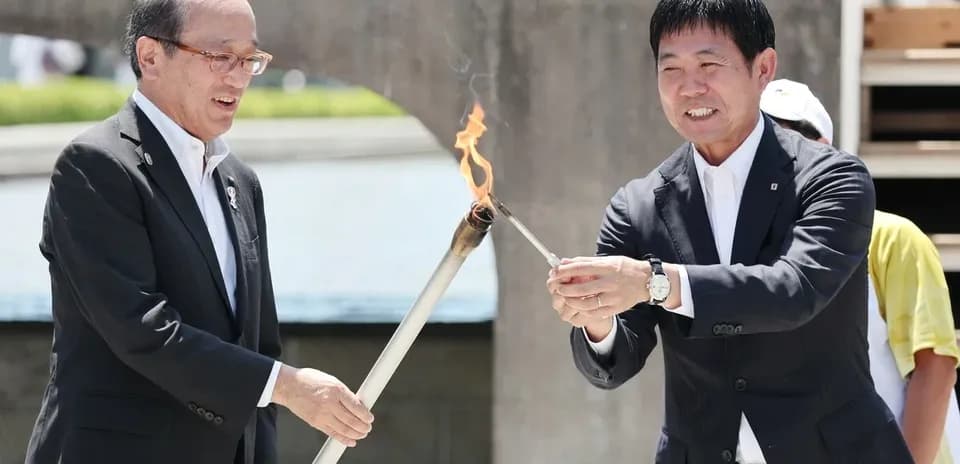 Dos hombres encendiendo una antorcha juntos