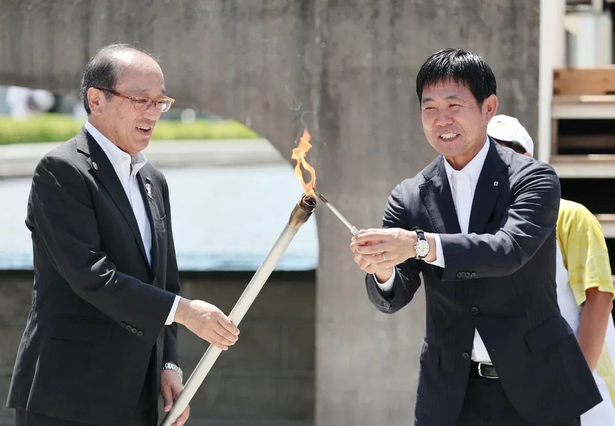 Dos hombres encendiendo una antorcha juntos