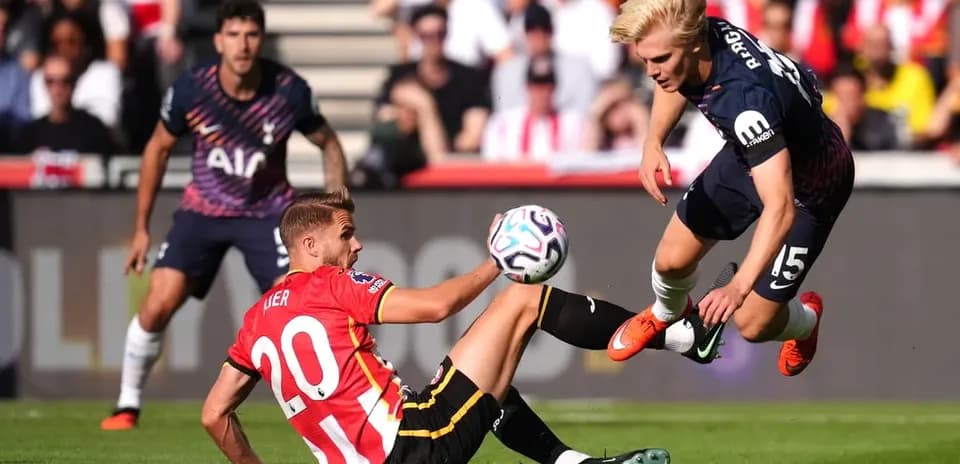 Jugador de Southampton cae mientras intenta despejar balón