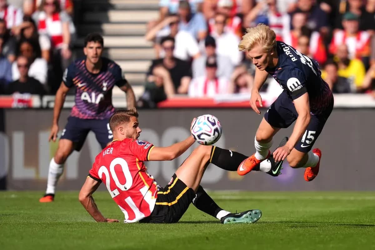 Jugador de Southampton cae mientras intenta despejar balón