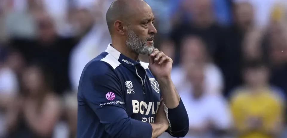 Entrenador pensativo en el banquillo durante el partido