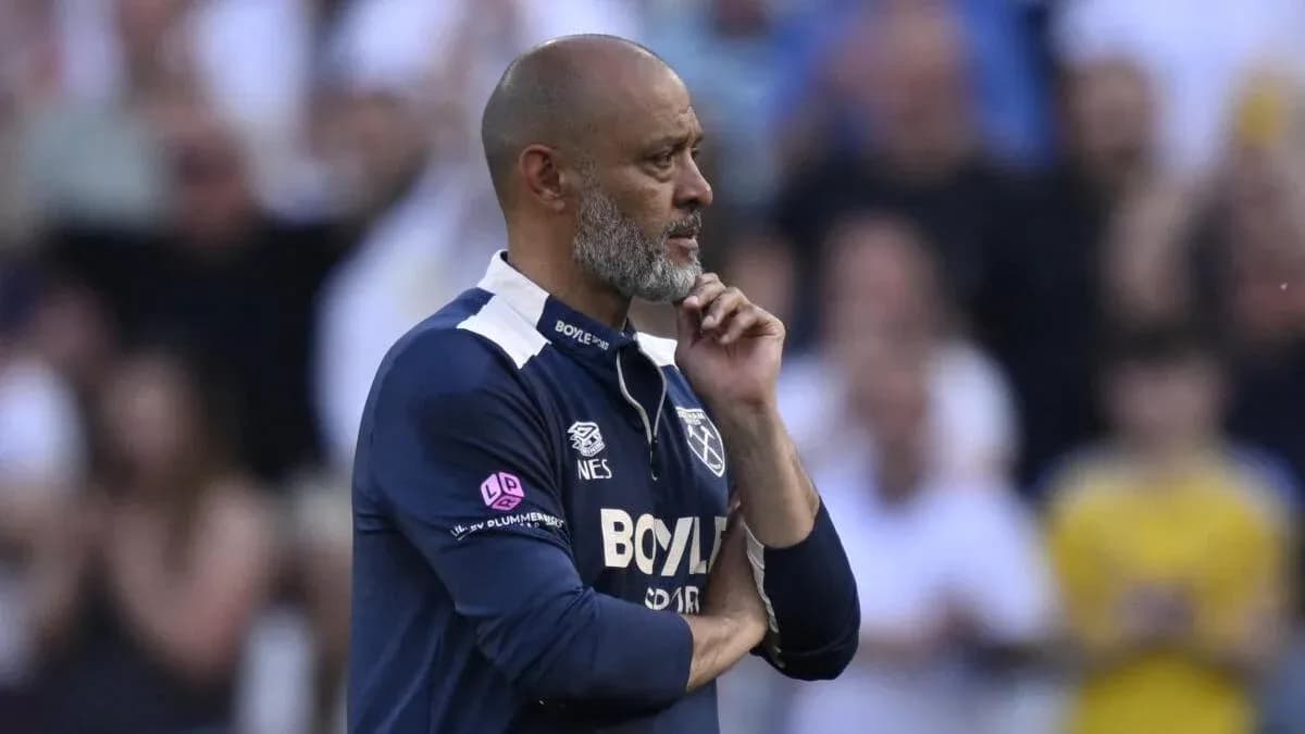 Entrenador pensativo en el banquillo durante el partido