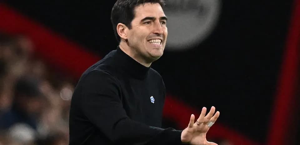 Entrenador dirigiendo instrucciones durante un partido