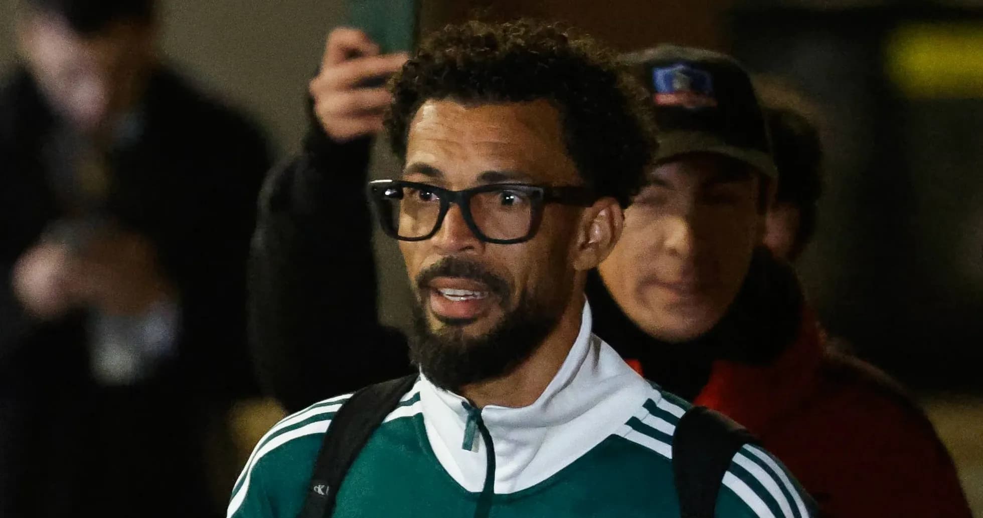 Jugador saliendo del hotel con uniforme deportivo